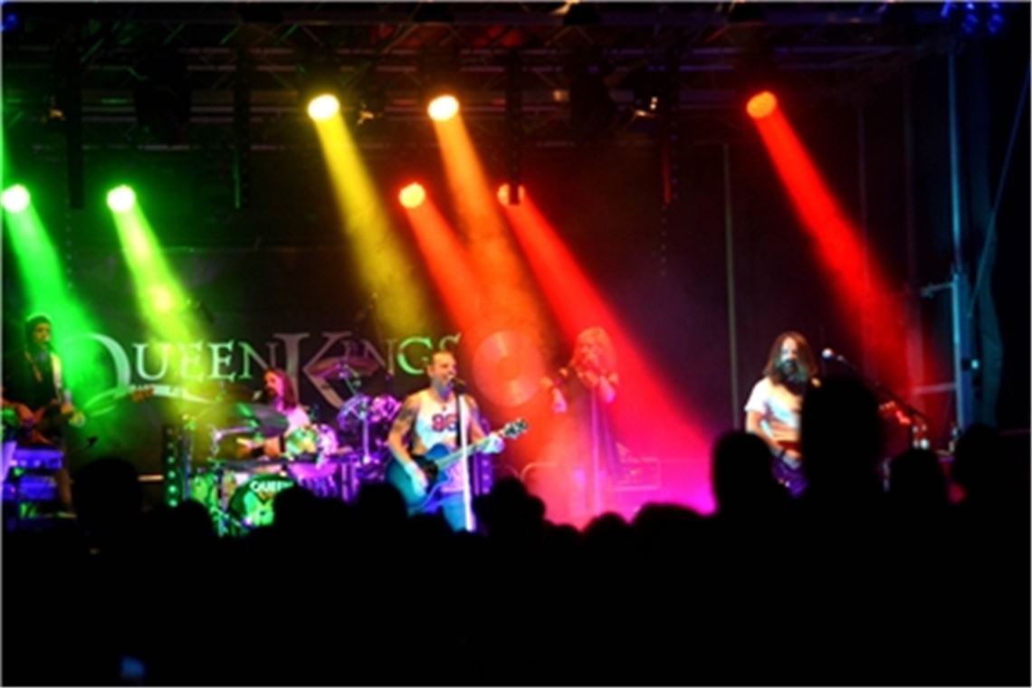 „The Queen Kings“ feierten mit über 1000 Gästen die Hits von Freddy Mercury und Band und bilden mit ihrer Performance den Auftakt des Enzivals 2022. Fotos: Stahlfeld