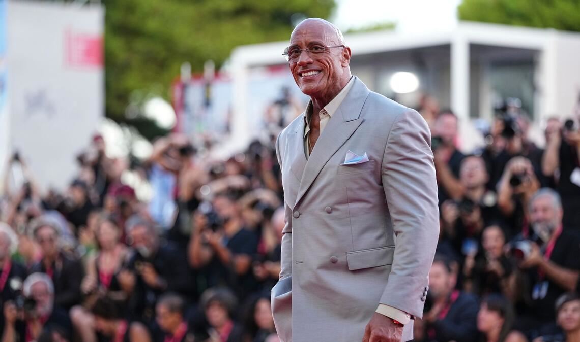 Dwayne Johnson weint - "Ob ich ein Softie bin? Ja!" "The Rock" vor dem Festivalpalast.
