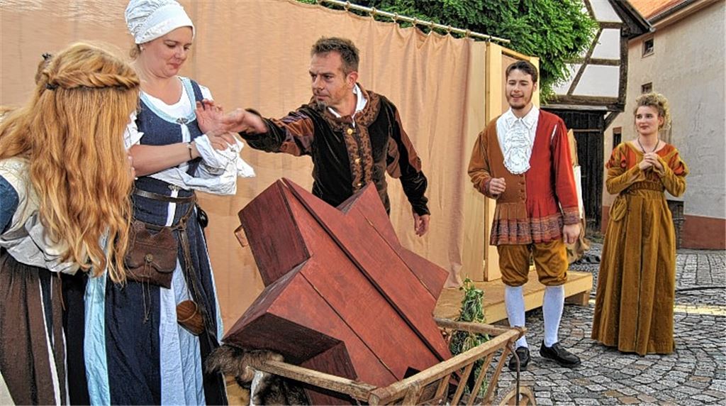Fauststadtfest klingt mit Theater und Musik aus
