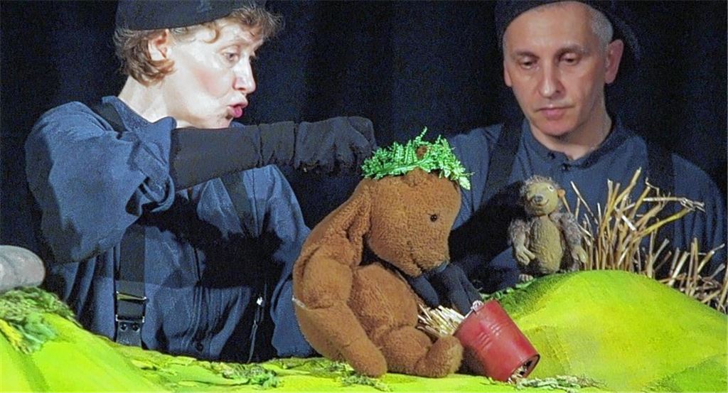 Theater für Kinder: Ute Getta-Assef und Soran Assef zeigen mit ihren Hauptfiguren Bär und Igel, dass doch nicht alles im Eimer ist.