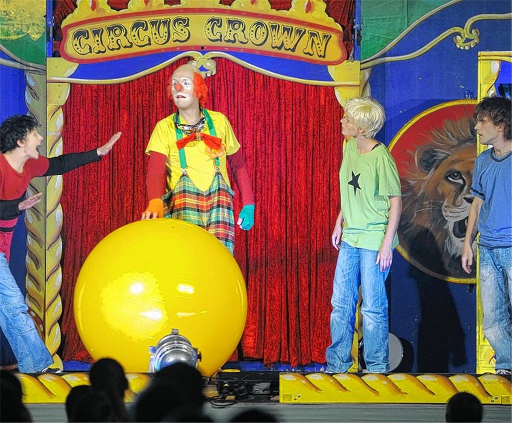 Theater für kleine Leute: Die „drei ???“ befragen den Clown.