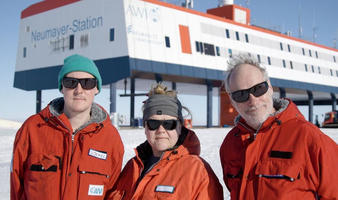 Theater in der Antarktis - Regisseur Jan-Christoph Gockel und seine Schauspiel-Kollegen Julia Gräfner und Wolfram Koch (l-r)