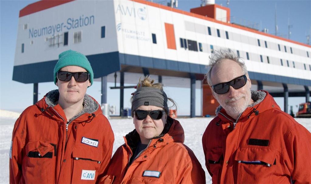 Theater in der Antarktis - Regisseur Jan-Christoph Gockel und seine Schauspiel-Kollegen Julia Gräfner und Wolfram Koch (l-r)