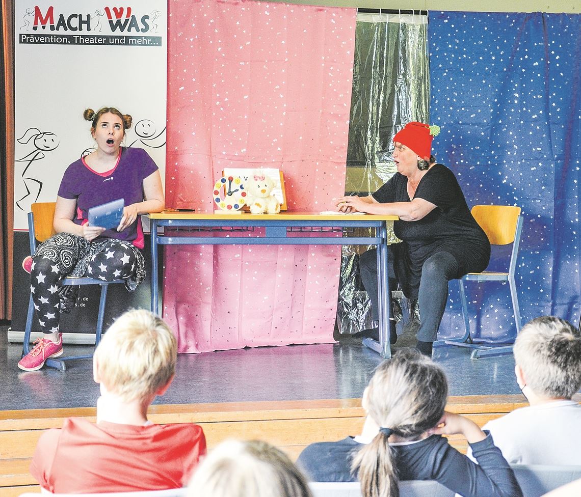 Theater zum Thema Medienkonsum.Bischoff-Krappel