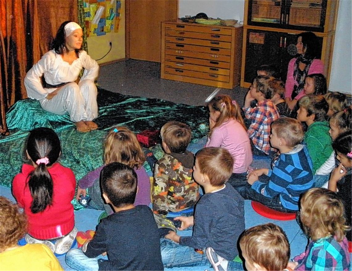 Theatertage im Kindergarten: Silke Karl zu Gast am Senderhang.