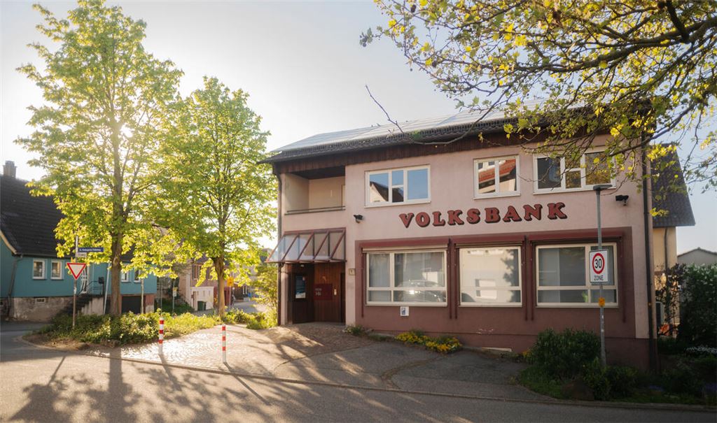 Thema einer Kontroverse: das Gebäude mit der früheren Volksbank-Filiale am Etzweg in Sternenfels. Foto: Fotomoment
