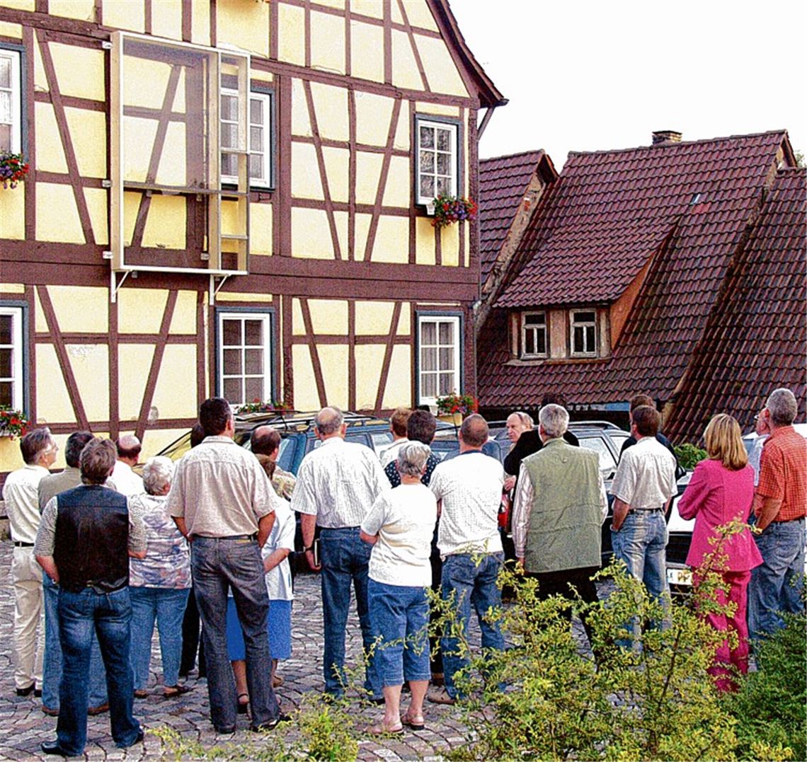 Thema mit langer Vorgeschichte: Schon vor Jahren ließ die Gemeinde Ötisheim einen Teil der Fassade ihres Pfleghof-Gebäudes probeweise verglasen. Doch diese Art des Witterungsschutzes ist dem Denkmalschutz auch acht Jahre später noch ein Dorn im Auge.Archivfoto: Appich