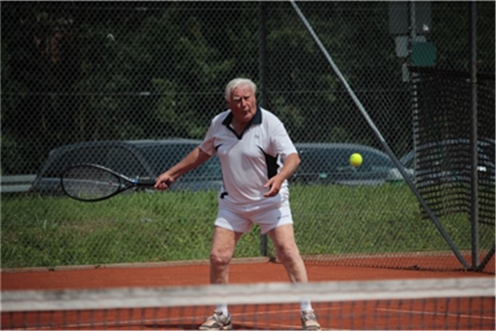 Theo Dettinger hat mit 83 Jahren noch nicht genug vom Tennis. Huber