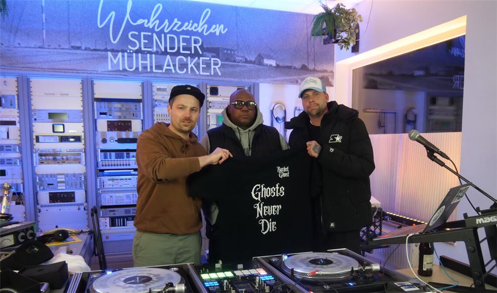 Theo Seemann, Dj SmooveOne und Jan-Philipp Gerse alias Funky Fers (v.li) erinnern mit weiteren Gästen aus dem Senderstudio an den verstorbenen Bucket Ghost. Foto: Friedrich