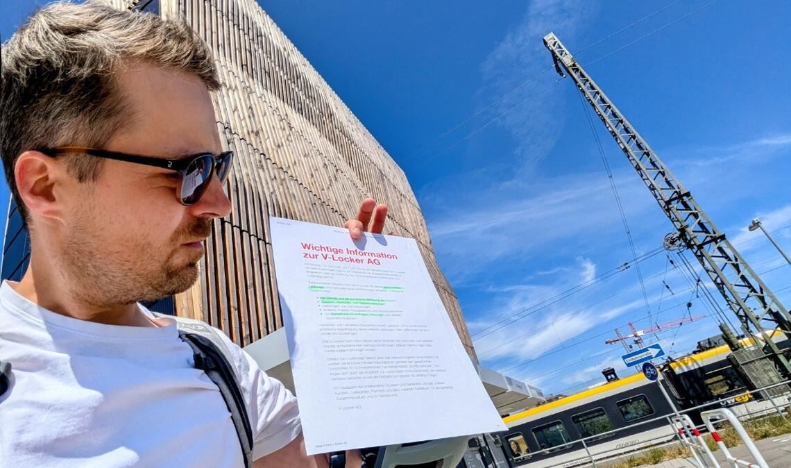 Theo Seemann mit dem Hinweis für die Kundschaft des Fahrradparkhauses. Ohne technischen Support sieht er Risiken bei neuen Buchungen, die weiter möglich seien. Fotos: privat