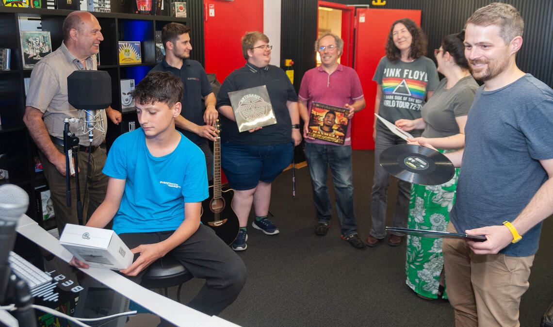 Theo Seemann (re.) und die Vertreter des Jugendhausvereins und des Jugendhauses ProZwo besichtigten das neue Tonstudio. Foto: Fotomoment