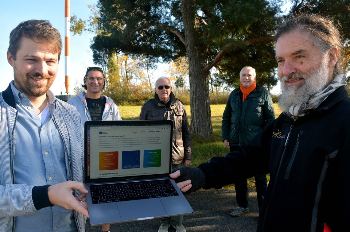 Theo Seemann (v. li.), Steffen Ritter, Dieter Eberle, Hans-Bernd Weiner und Jürgen Fegert stellen die Homepage vor. Foto: Stahlfeld