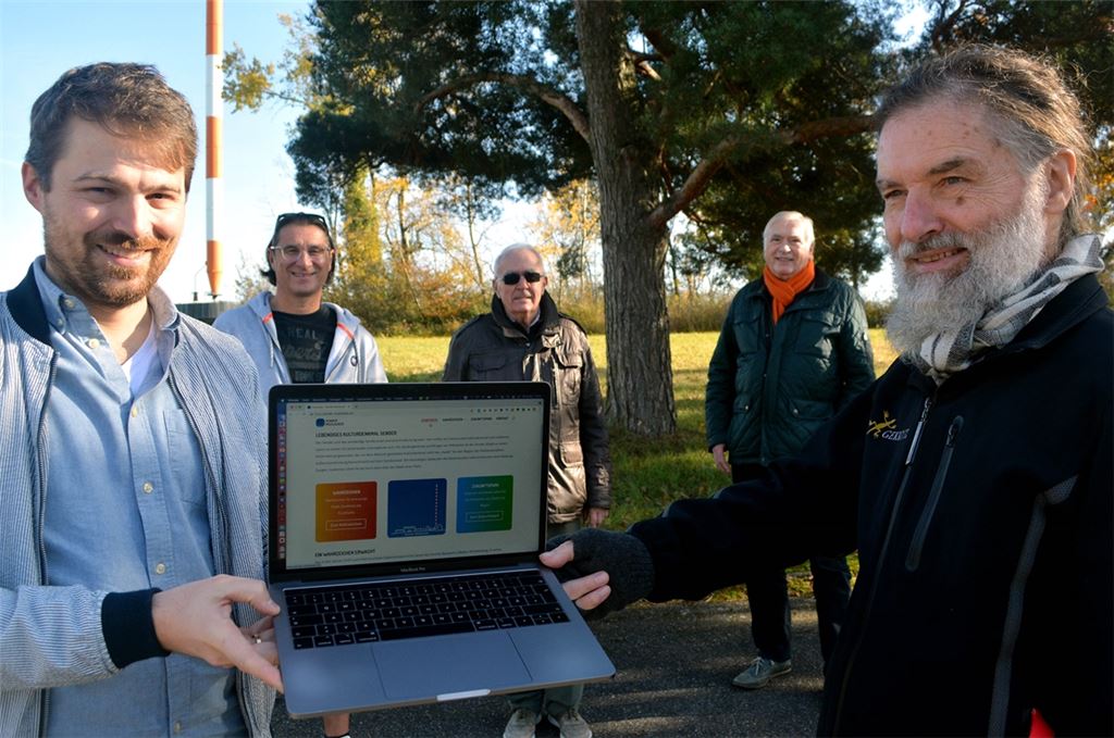 Theo Seemann (v. li.), Steffen Ritter, Dieter Eberle, Hans-Bernd Weiner und Jürgen Fegert stellen die Homepage vor. Foto: Stahlfeld