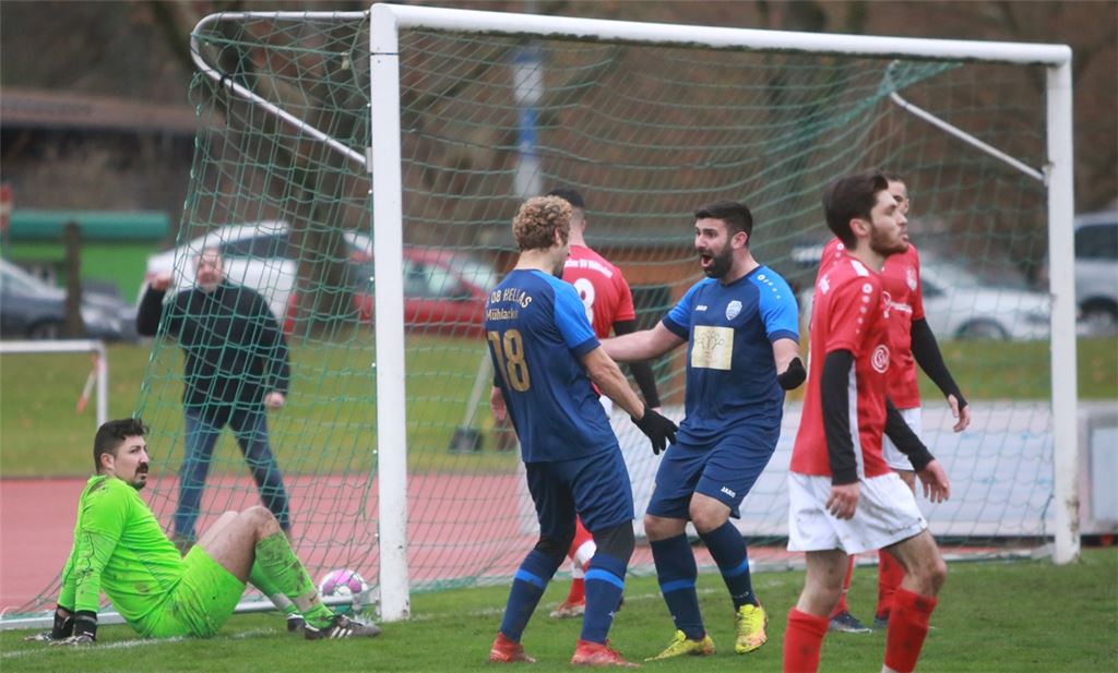 Theofanis Moschou und Dritan Sutaj (Nummer 18) bejubeln den Treffer zum 2:0 gegen den Türkischen SV. Foto: Huber