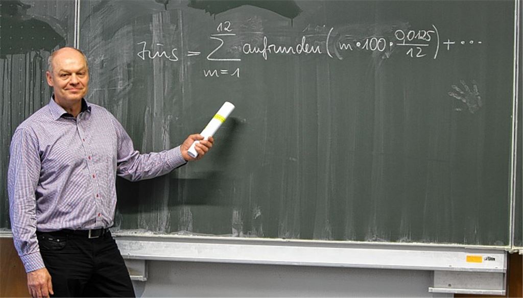 Theoretische Formel mit praktischem Nutzen: Thomas Mühlbayer präsentiert einen Teil der Rechnung, die zeigt, dass sich der Ratensparvertrag eines Versicherungsunternehmens zurzeit nicht lohnt. Das Thema hat der Schulleiter des Mühlacker Theodor-Heuss-Gymnasiums kürzlich mit Zehntklässlern durchgenommen. 
