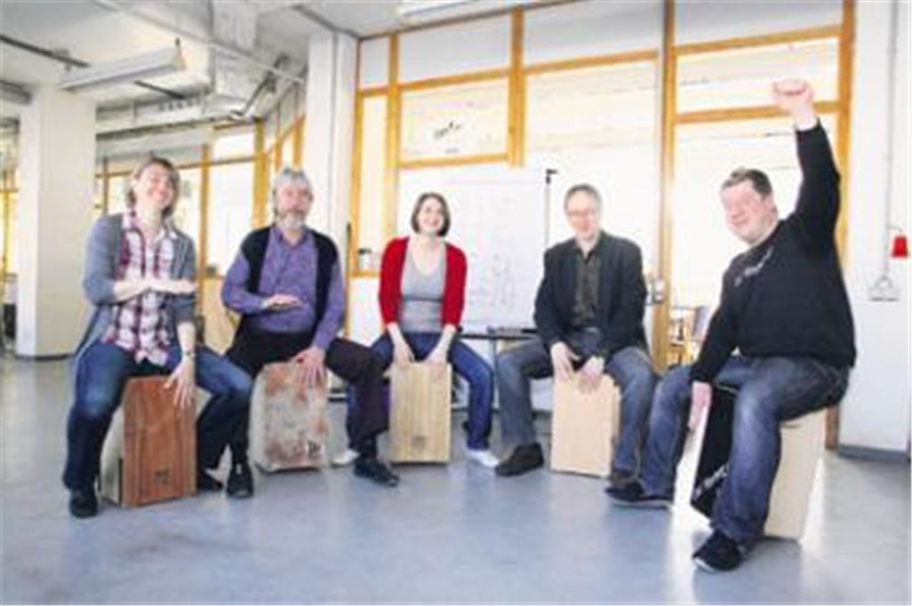 Therapeuten der Tagesklinik müssen viele Fähigkeiten mitbringen  auch Rhythmusgefühl beim Trommeln der Cajons schadet nicht. Foto: Goertz