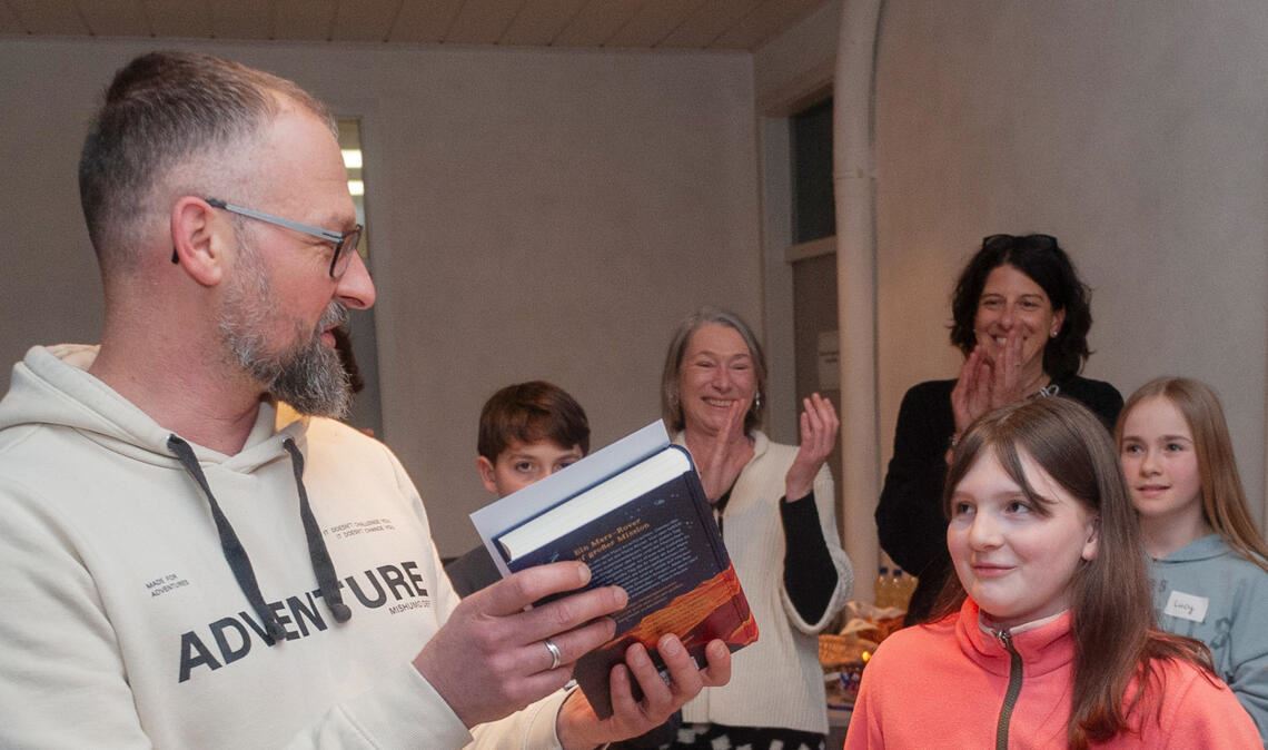 Theresa Becht hat den Enzkreis-Entscheid des Vorlesewettbewerbs gewonnen – hier mit Citymanager Steffen Roller bei der Siegerehrung. In der nächsten Runde allerdings war die Konkurrenz zu stark. Foto: Archiv