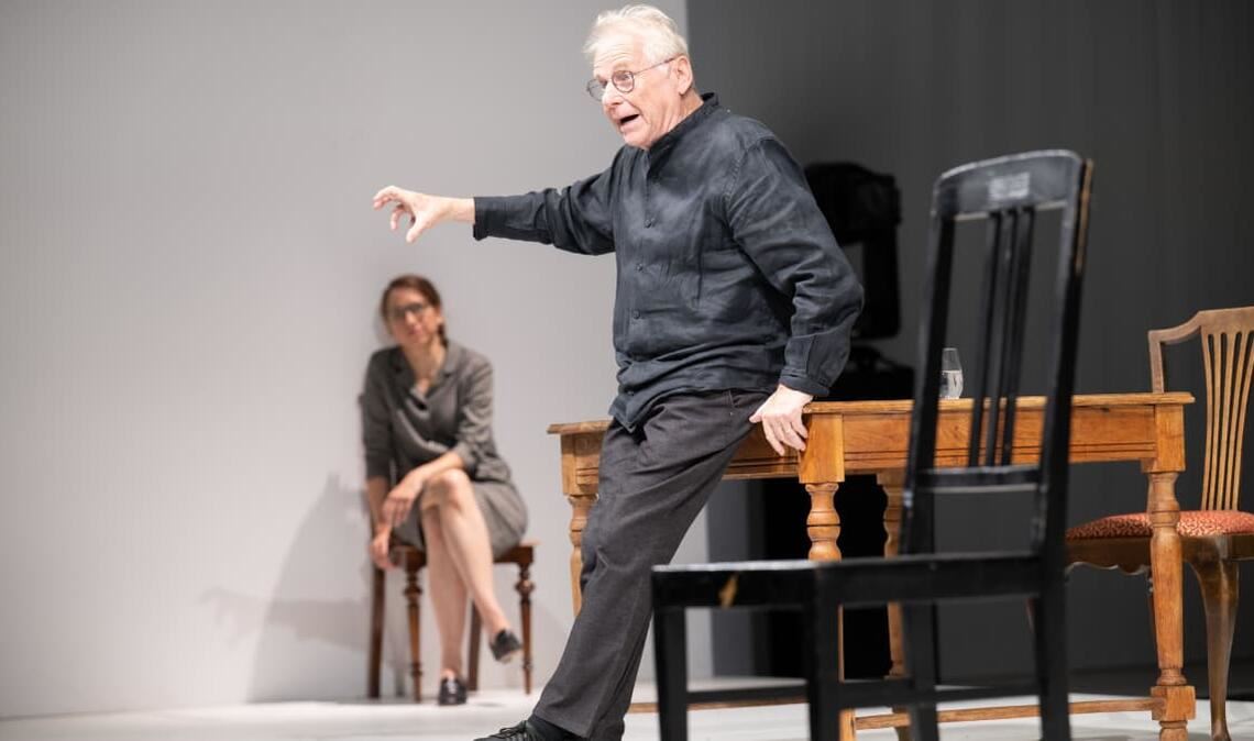 Therese Dörr als Hannah Arendt und Daniel Cohn-Bendit als er selbst in&nbsp;Burkhard C. Kosminskis Inszenierung von „Zwischen zwei Menschen entsteht manchmal, wie selten, eine Welt. Eine theatrale Erkundung zu Hannah Arendt und ,Totenauberg' von Elfriede Jelinek“ im Schauspielhaus Stuttgart.