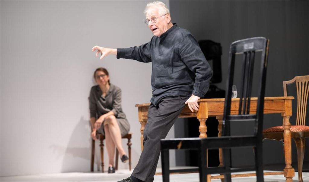 Therese Dörr als Hannah Arendt und Daniel Cohn-Bendit als er selbst in&nbsp;Burkhard C. Kosminskis Inszenierung von „Zwischen zwei Menschen entsteht manchmal, wie selten, eine Welt. Eine theatrale Erkundung zu Hannah Arendt und ,Totenauberg' von Elfriede Jelinek“ im Schauspielhaus Stuttgart.