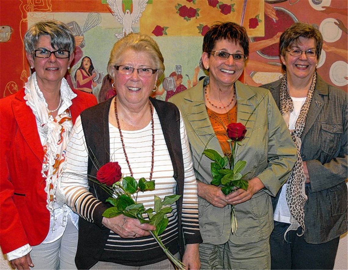 Theresia Gießler (2.v.li.) und Evilin Stummer (2.v.re.) sind seit 25 Jahren bei den Landfrauen. Die Vorsitzende des Ortsvereins Sternenfels, Ellen Angermaier (li.), und die Kreisvorsitzende Margot Bellenbaum gratulieren. Foto: Garhöfer