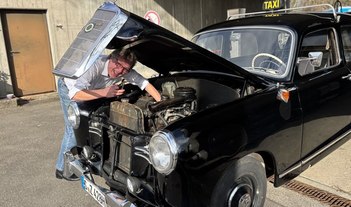 Thilo Kreiser und sein Ponton-Mercedes D 180: Das kleine Problem an der Wasserleitung ist schnell behoben.