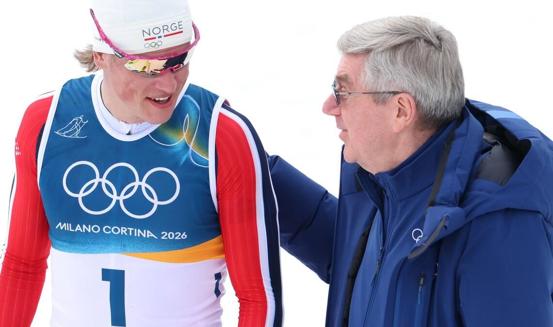 Thomas Bach (re.) gratuliert Johannes Hösflot Kläbo.