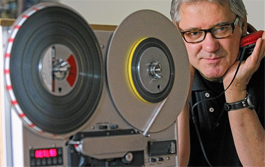 Thomas Brockmann muss die Popklassiker aus seiner Schallplattensammlung mit über 50000 Exemplaren erst digitalisieren, ehe er sie in seine Sendung einbaut. Fotos: Hansen