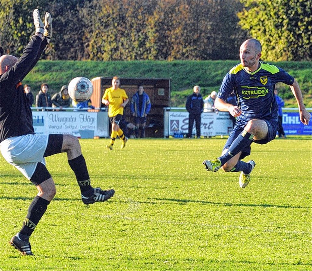 Thomas Fischer (re.) wird für Phönix Lomersheim gegen den TSV Eltingen II zum Matchwinner. In dieser Szene scheitert der Linksaußen noch spektakulär am Torwart, doch in der Schlussphase gelingt ihm der entscheidende Treffer zum ersten Saisonsieg. Foto: Fotomoment