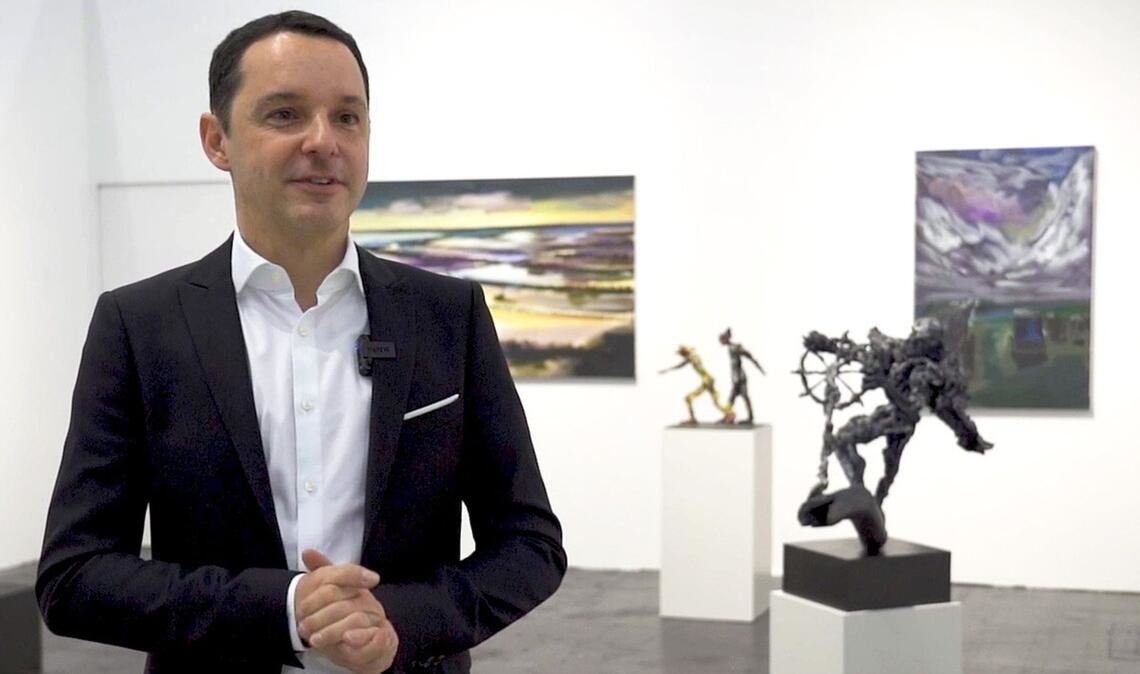 Thomas Fuchs (hier 2023 auf der Art Cologne – mit Werken von  Rainer Fetting