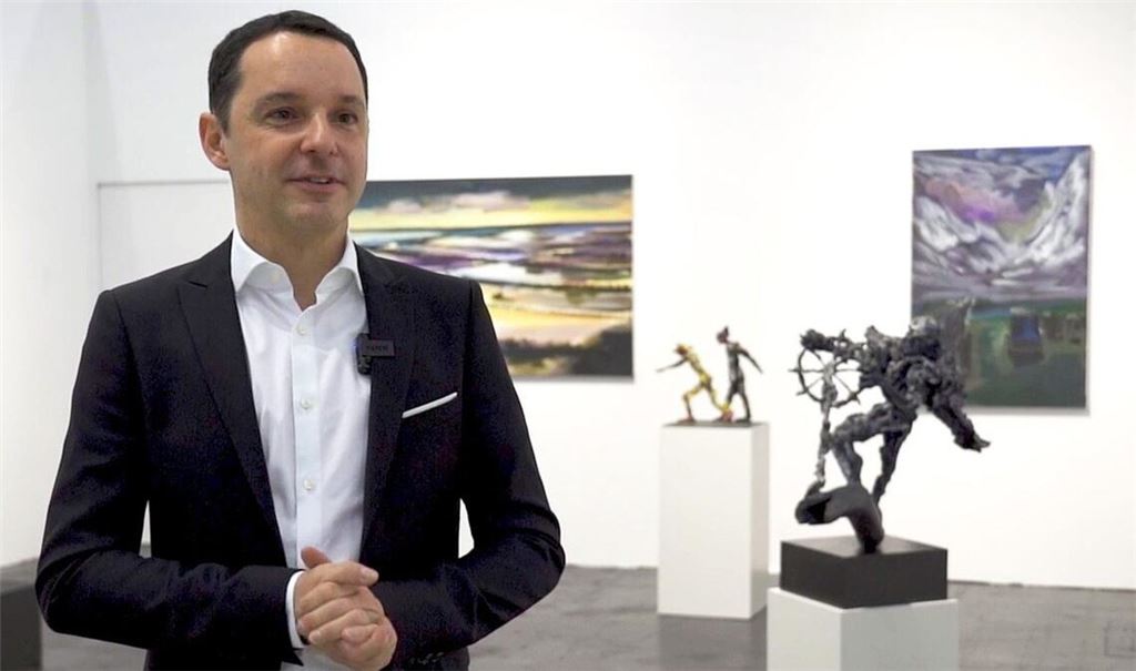 Thomas Fuchs (hier 2023 auf der Art Cologne – mit Werken von  Rainer Fetting