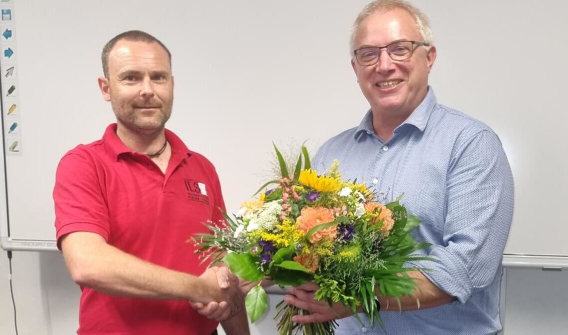 Thomas Göttenauer (re.), Rettungsdienstleiter beim DRK-Kreisverband, verabschiedet Sascha Leonhard.Foto: DRK Pforzheim-Enzkreis