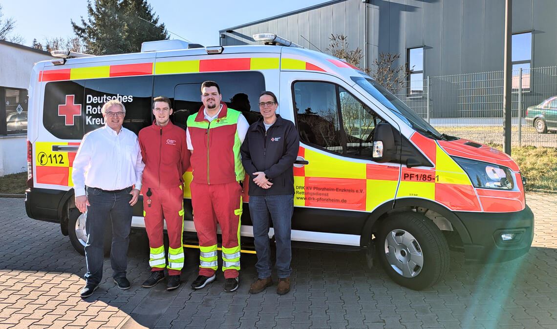 Thomas Göttenauer (v.li.), Leiter Rettungsdienst, Lukas Erbacher und Dominik Wolf, Auszubildende zum Notfallsanitäter, und Christian Schulze, stellvertretender Wachenleiter Pforzheim-Nord. Foto: Brenner/DRK