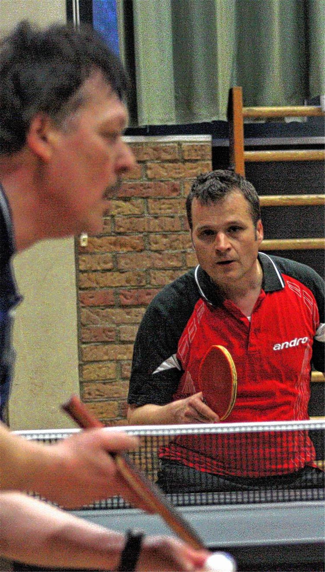 Thomas Graf (li.) entscheidet das erste Einzel gegen Thilo Huber knapp in fünf Sätzen mit 7:11, 11:6, 7:11, 11:5 und 11:9 für Mühlacker. Foto: Westermann