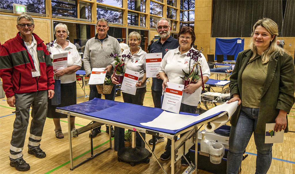 Thomas Haalboom (li.) vom DRK und Bürgermeisterin Antonia Walch (re.) ehren mit Renate Fischer, Herbert Gläßgen, Ingrid Gläßgen, Reiner Brand und Barbara Haug (v.li.) Helferinnen und Helfer der ersten Stunde. Foto: Friedrich