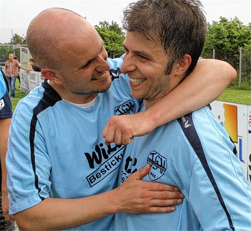 Thomas Herzog (li.) und Maurizio Cosi brachten gute Laune und Erfolg nach Mühlhausen und weckten das Interesse des 1. CfR Pforzheim. Archivfoto: Eigner