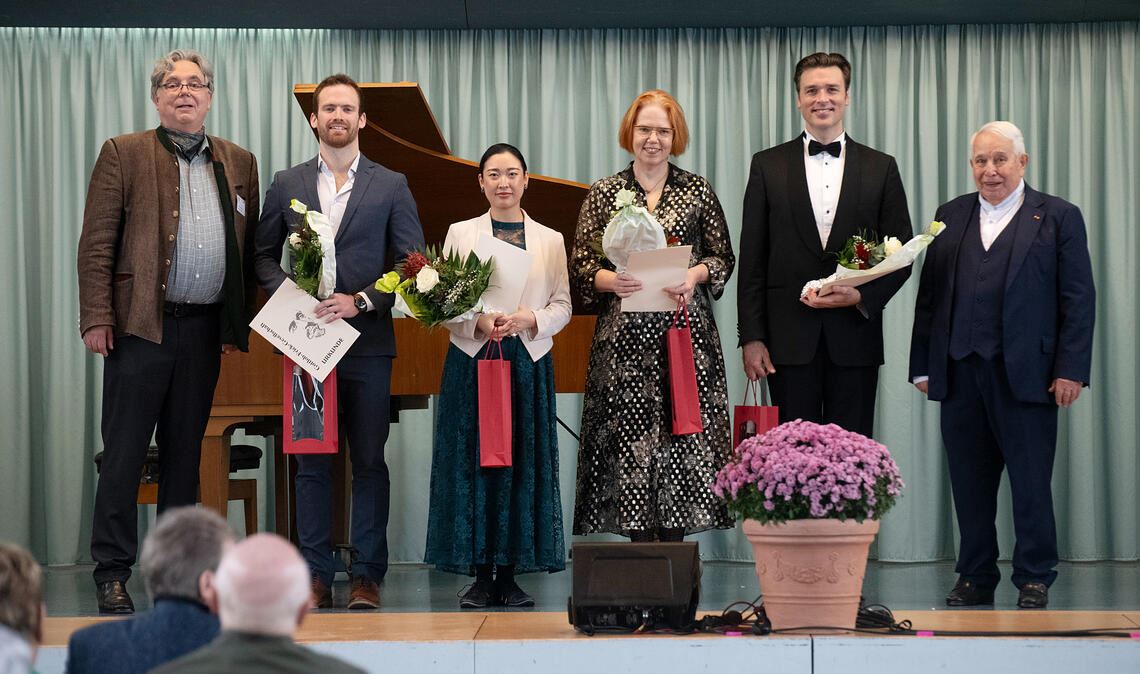 Thomas Kleinheinz (li.) und Hans A. Hey (re.) ehren Tomas Garcia Santillan (ab 2.v.li.), Yukari Fukui, Irene-Cordelia Huberti und Thomas Weinhappel. Fotos: Fotomoment