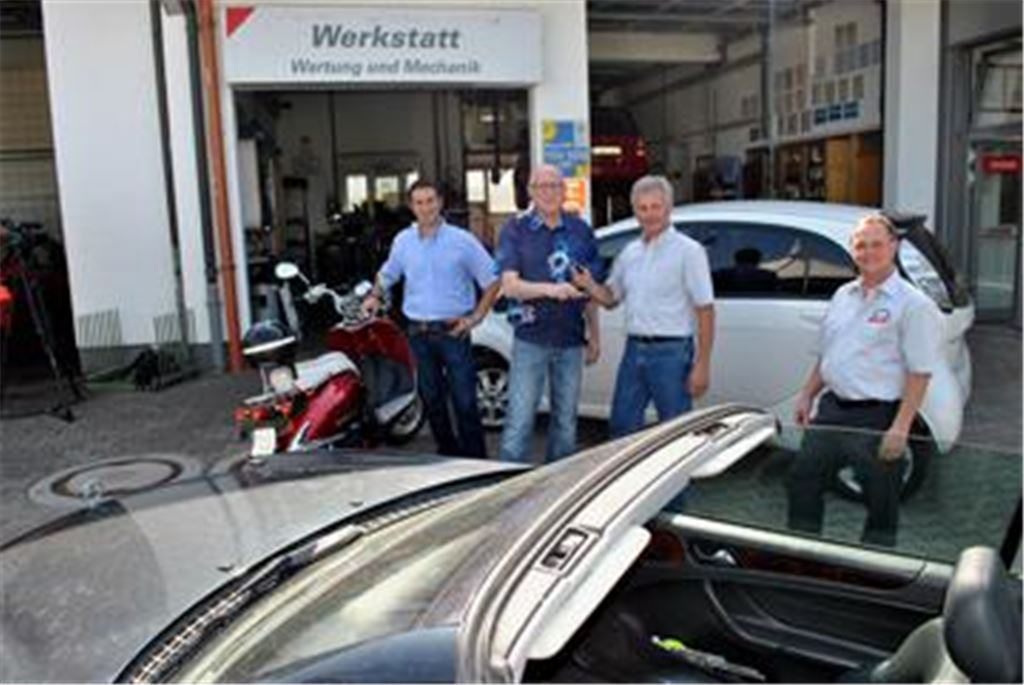 Thomas Knapp (2. v. re.) und MT-Redakteur Frank Goertz (2. v. li.) tauschen die Schlüssel. Steffen Ritter (li.) und Siegfried Ebert vom gleichnamigen Autohaus sind Zeugen des Auftakts zu einem Selbstversuch in Sachen E-Mobilität.  Foto: Stahlfeld