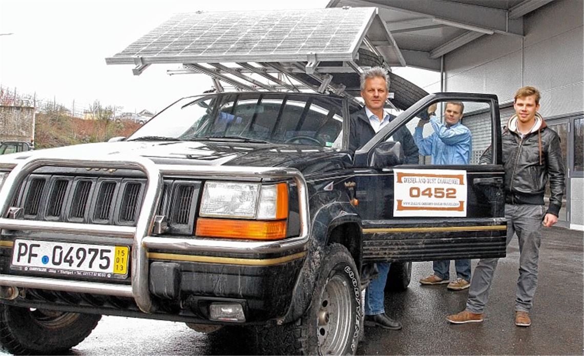 Thomas Knapp (li.) fährt mit seinen Söhnen Thomas jr. und Michael (re.) in einem Jeep nach Gambia. Das Auto soll dort für einen guten Zweck versteigert werden.