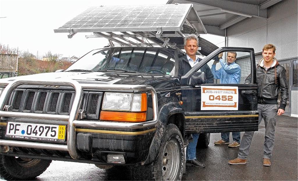 Thomas Knapp (li.) fährt mit seinen Söhnen Thomas jr. und Michael (re.) in einem Jeep nach Gambia. Das Auto soll dort für einen guten Zweck versteigert werden.