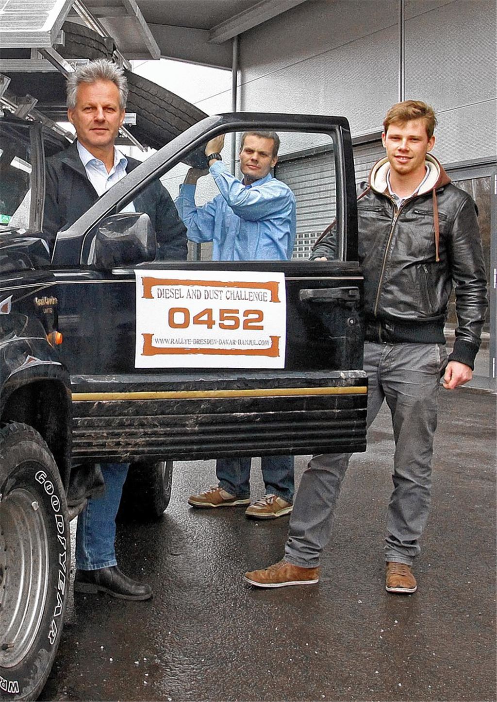 Thomas Knapp (li.) mit seinen Söhnen Thomas und Michael (re.): Im Gegensatz zur gemeinsamen Fahrt nach Afrika gehen sie politisch unterschiedliche Wege.