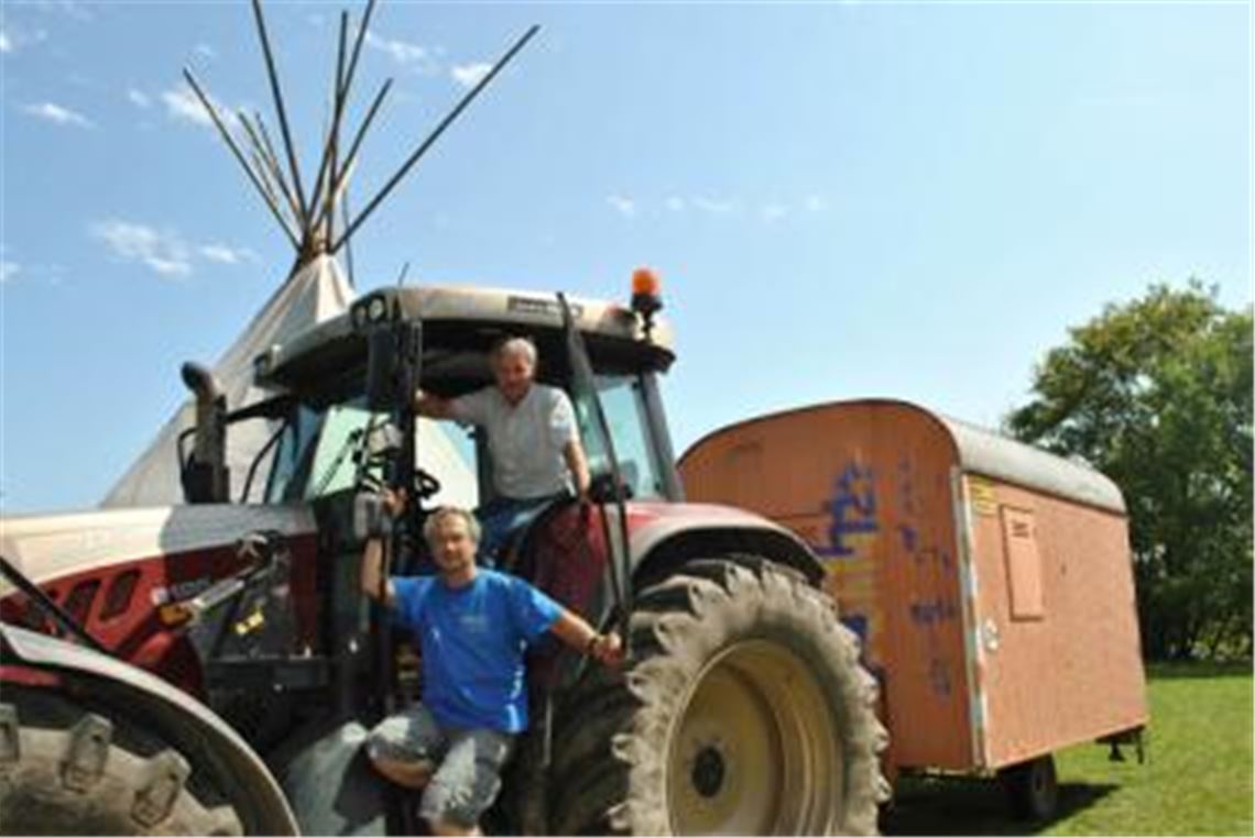 Thomas Knapp (oben) hat den Bauwagen für den Waldkindergarten für Klemens Köberle abgeholt.  Foto: Stahlfeld