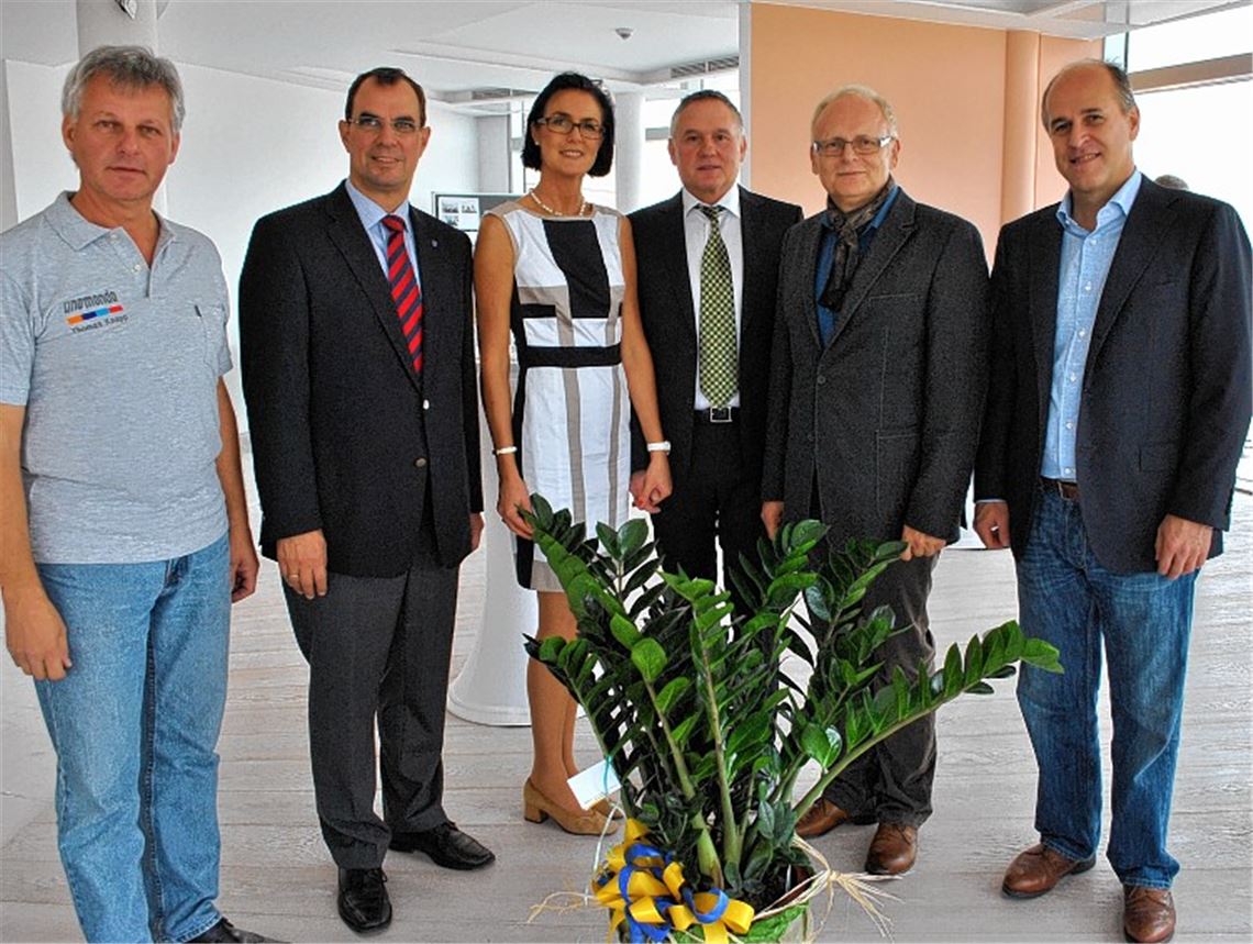 Thomas Knapp (v.li.), OB Frank Schneider, Sharon und Rüdiger Engel, Landrat Karl Röckinger und Investor Jörg Lupus bei der Einweihungsfeier, die im Rahmen eines Tags der offenen Tür auch zahlreiche Besucher in das markante Gebäude im Industriegebiet lockt.Fotos: Stahlfeld