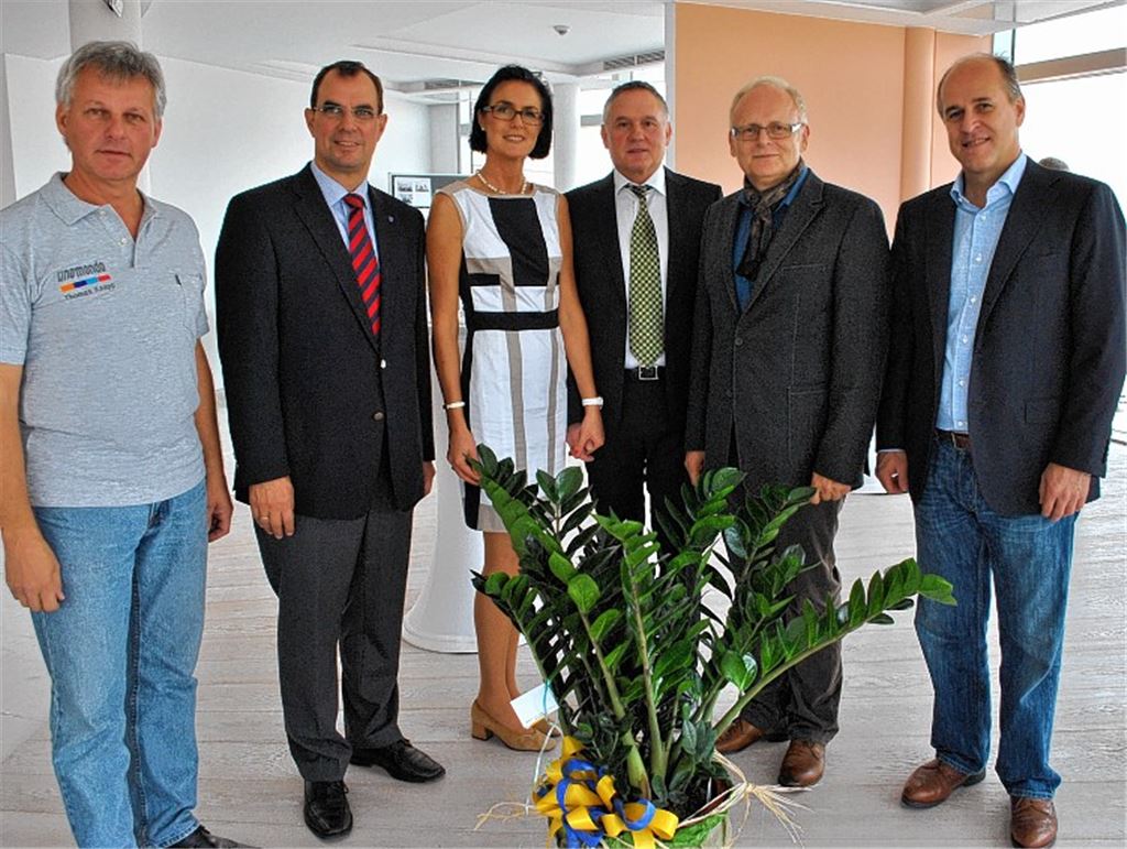 Thomas Knapp (v.li.), OB Frank Schneider, Sharon und Rüdiger Engel, Landrat Karl Röckinger und Investor Jörg Lupus bei der Einweihungsfeier, die im Rahmen eines Tags der offenen Tür auch zahlreiche Besucher in das markante Gebäude im Industriegebiet lockt.Fotos: Stahlfeld