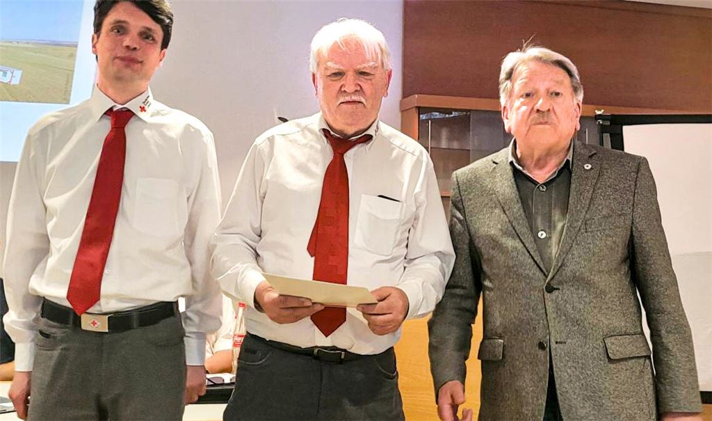 Thomas Krack (Mitte) wird vom Mühlacker DRK-Vorsitzenden Andreas Donath (li.) und vom Präsidenten des Kreisverbands, Professor Dr. Wolfgang Kramer, geehrt. Foto: DRK