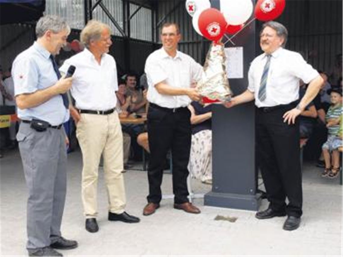 Thomas Krack (v. li.), Jürgen Meeh, OB Frank Schneider und der Vorsitzende des DRK-Kreisverbands, Professor Dr. Wolfgang Kramer, enthüllen den Gedenkstein. 
Foto: Appich