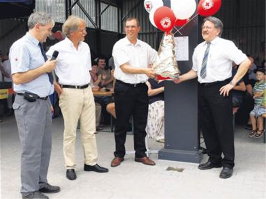 Thomas Krack (v. li.), Jürgen Meeh, OB Frank Schneider und der Vorsitzende des DRK-Kreisverbands, Professor Dr. Wolfgang Kramer, enthüllen den Gedenkstein. 
Foto: Appich
