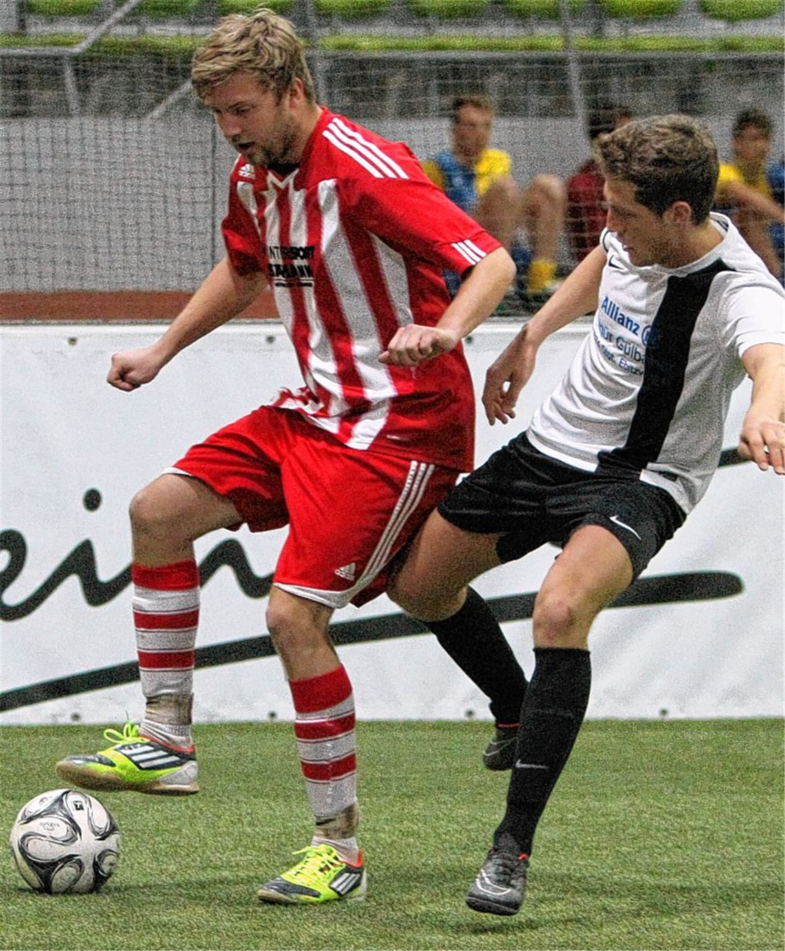 Thomas Kurfiß (Großglattbach, li.) im Zweikampf mit einem Gegner des SV Ümmet Stuttgart. Hat mehr zu tun, als ihm lieb ist: Sebattin Yildirim im Tor des Türkischen SV Mühlacker (re.).