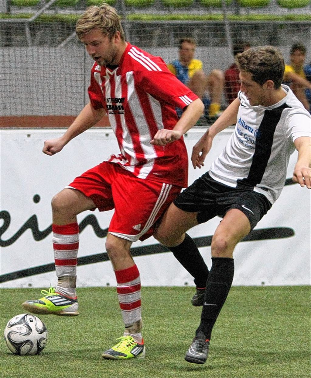 Thomas Kurfiß (Großglattbach, li.) im Zweikampf mit einem Gegner des SV Ümmet Stuttgart. Hat mehr zu tun, als ihm lieb ist: Sebattin Yildirim im Tor des Türkischen SV Mühlacker (re.).