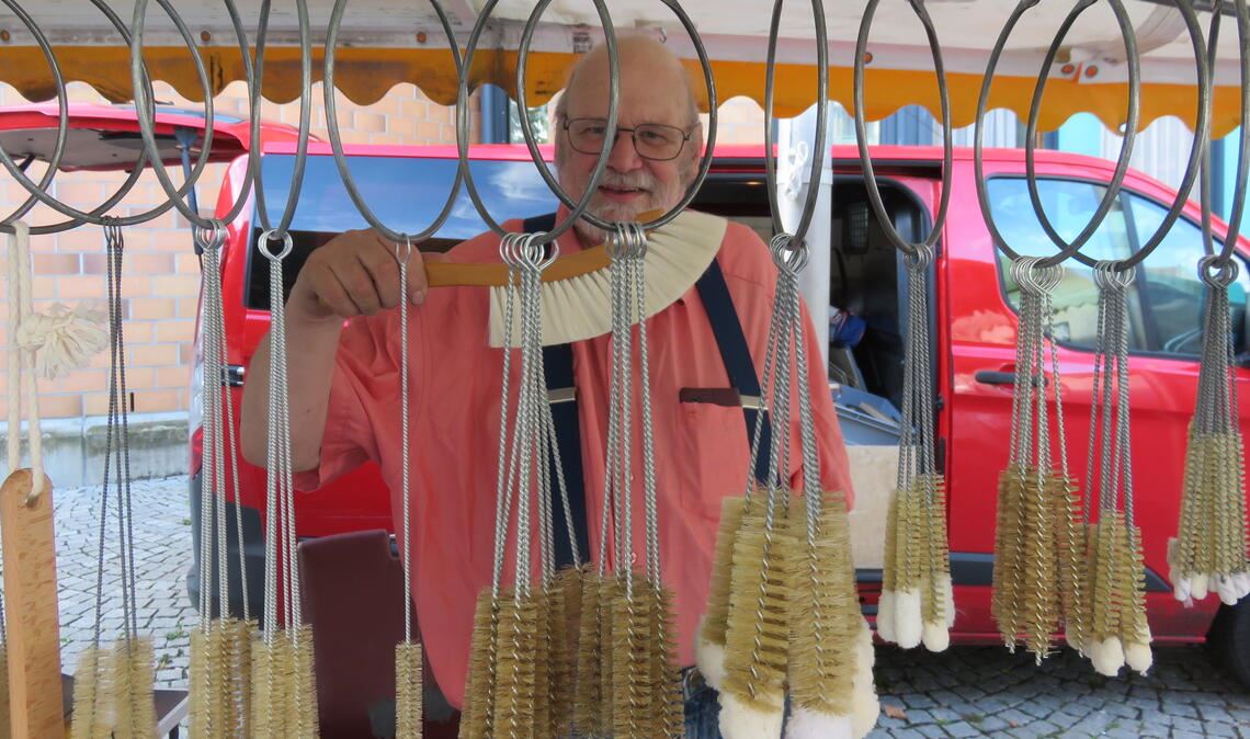 „Hier ist es immer sehr ruhig“ Thomas Megerle kommt aus Karlsruhe nach Mühlacker. Doch die Kundenfrequenz sei gering, klagt der Bürstenmacher, der viele eigene Werke im Angebot hat. Fotos: Becker