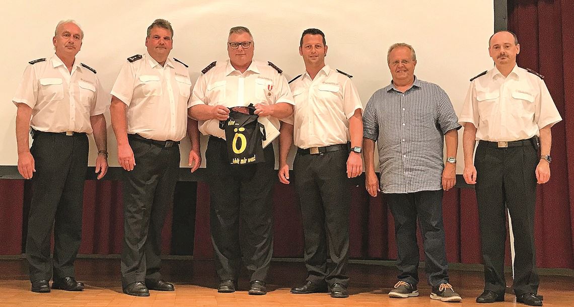Thomas Meinecke (3. v.li.) wird für 40 Jahre aktiven Feuerwehrdienst geehrt, v. links gratulieren der stv. Kreisbrandmeister Manfred Wankmüller, Kommandant Jochen Hörnle, rechts von Thomas Meinecke der stv. Kommandant Benjamin Kolb, Bürgermeister Werner Henle und Markus Haberstroh, Vorsitzender des Feuerwehrverbands Enzkreis. Foto: privat
